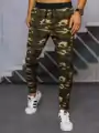 Hnedé pánske maskáčové tepláky.