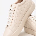 Dámske kožené sneakersy s prešívaným zvrškom krémové 99-D-508-0