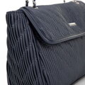 Crossbody z ekokože s retiazkou tmavomodrá 99-4Y-634-7
