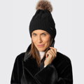 Dámska čierna čiapka s nadýchaným brmbolcom – štýl a pohodlie na zimu 101-HF-005-1
