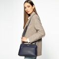 Dámska dvojkomorová crossbody kabelka z ekokože tmavomodrá 99-4Y-610-7