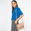 Dámska crossbody kabelka s vertikálnym prešívaním z ekokože béžová 99-4Y-635-9