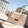 Damska crossbody z biżuteryjnym zapięciem kremowa 99-4Y-228-0