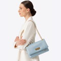 Dámska crossbody z pleteniny s retiazkou modrá