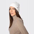 Dámska nadýchaná biela zimná čiapka s vyhrnutým lemom a kovovým logom 101-HF-202-0