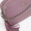 Dámska kožená taška typu crossbody s retiazkou 29-4E-015-F
