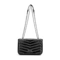 Čierno-grafitová crossbody kabelka z imitácie kože s retiazkou a ozdobnými cvokmi 101-4Y-428-G1
