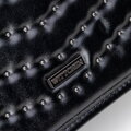 Čierno-grafitová crossbody kabelka z imitácie kože s retiazkou a ozdobnými cvokmi 101-4Y-428-G1