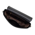 Dámska crossbody z kože s dekoratívnym zapínaním čierna 100-4E-213-1