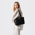 Dámska ramenná kabelka z kože čierna s grafitovým logom 100-4E-612-1C