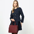 Dámska kožená crossbody kabelka s razením svetlobéžová 99-4E-302-9
