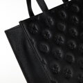 Damska torebka crossbody skórzana z tłoczeniem czarna 99-4E-302-1