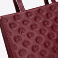 Dámska kožená crossbody kabelka s razením svetlobéžová 99-4E-302-9