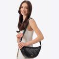 Crossbody kabelka z imitácie kože s geometrickým prešívaním čierno-zlatá  