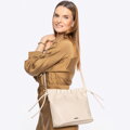 Dámska crossbody kabelka s dekoratívnymi viazaniami krémová 100-4Y-435-9