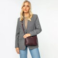 Dámska crossbody kabelka z ekokože s monogramom bordová