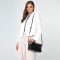 Damska torebka crossbody ze skóry z przeszyciami czarna 99-4E-635-1