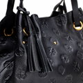 Dámska kabelka typu vak z kože s monogramom čierno-zlatá 100-4E-632-1G