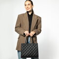 Damska torebka crossbody skórzana z tłoczeniem czarna 99-4E-302-1