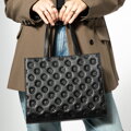 Damska torebka crossbody skórzana z tłoczeniem czarna 99-4E-302-1