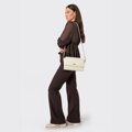 Krémová crossbody kabelka z prírodnej kože s klopou 102-4E-211-0