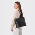 Elegantná dámska shopper kabelka z prírodnej kože čierno-strieborná 102-4E-209-1S