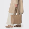Elegantná dámska shopper kabelka z prírodnej kože béžová 102-4E-209-9