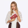 Červená dámska listová kabelka Wittchen z prírodnej kože s retiazkovým detailom a elegantným vzhľadom