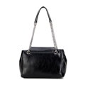 Čierna crossbody kabelka z imitácie kože s retiazkou a kovovou sponou 101-4Y-410-1