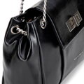Čierna crossbody kabelka z imitácie kože s retiazkou a kovovou sponou 101-4Y-410-1