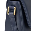 Tmavomodrá crossbody kabelka z prírodnej kože s klopou 101-4E-601-7