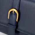 Tmavomodrá crossbody kabelka z prírodnej kože s klopou 101-4E-601-7