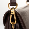 Hnedá dámska kožená crossbody kabelka – klasická elegancia a luxusný štýl 101-4E-610-4