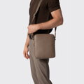 Priestranná pánska kožená crossbody taška s prešívaním taupe 100-4U-807-9