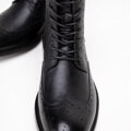 Pánske kožené členkové topánky s perforáciou čierne 99-M-516-1