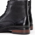 Pánske kožené členkové topánky s perforáciou čierne 99-M-516-1