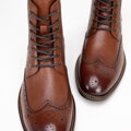 Pánske kožené členkové topánky s perforáciou hnedé 99-M-516-5