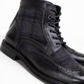 Pánske kožené členkové topánky s perforáciou čierne 99-M-519-1  