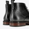 Pánske členkové kožené topánky s geometrickými vložkami čierne 99-M-502-1