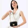 Mini crossbody kabelka z lesklej ekokože, čierna 100-4Y-216-1