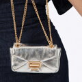 Mini crossbody kabelka z lesklej ekokože, strieborná 100-4Y-216-S