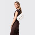 Krémová crossbody kabelka z imitácie kože s kovovou sponou a klopou 101-4Y-437-0