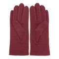 Dámske rukavice v bordovom prevedení.