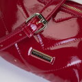 Dámska crossbody kabelka z eko kože s retiazkovým popruhom a detailmi zlatej farby 93-4Y-411-3