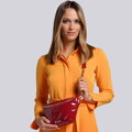 Dámska crossbody kabelka z eko kože s retiazkovým popruhom a detailmi zlatej farby 93-4Y-411-3
