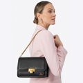 Kožená kabelka crossbody s retiazkou čierno-zlatá 100-4E-206-1G