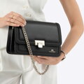 Kožená kabelka crossbody s retiazkou čierno-strieborná 100-4E-206-1S