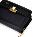 Kožená kabelka crossbody s retiazkou čierno-zlatá 100-4E-206-1G