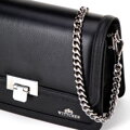 Kožená kabelka crossbody s retiazkou čierno-strieborná 100-4E-206-1S