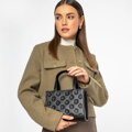 Kožená crossbody kabelka s razením čierna 99-4E-303-1
